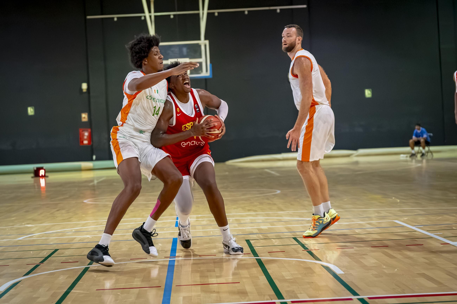 España B, con Álvaro Folgueiras, derrota a Costa de Marfil antes de venir a Málaga