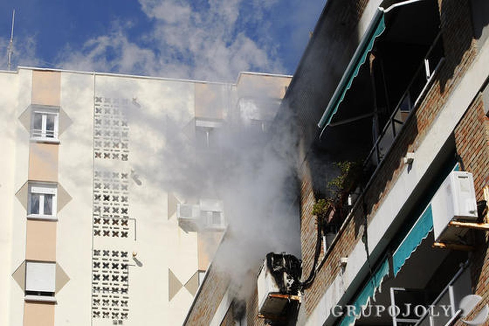 Bomberos intervienen en el incendio de una vivienda en la calle María Auxiliadora de la capital.

Foto: Jose Braza