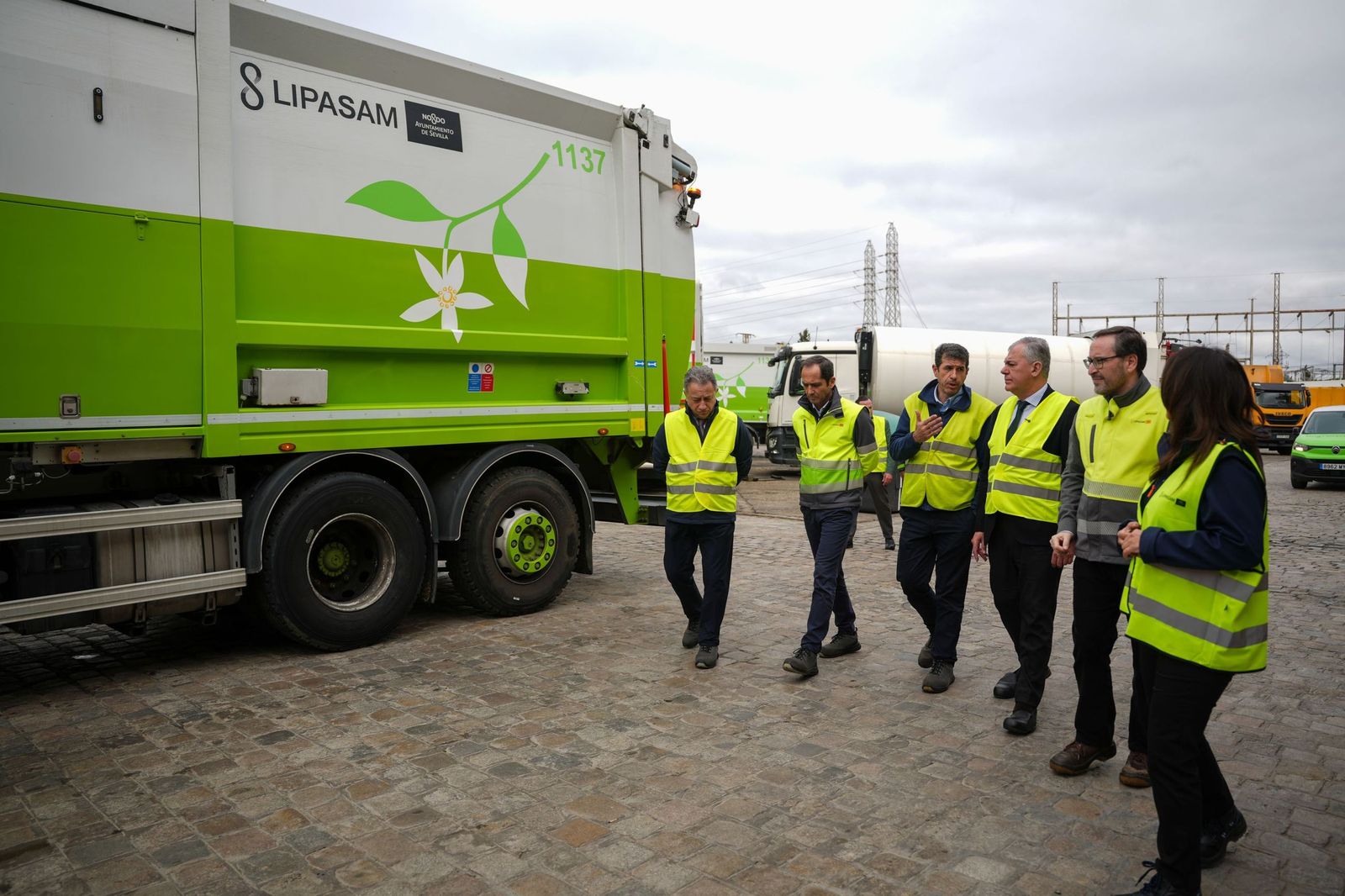El alcalde de Sevilla, José Luis Sanz, en una reciente visita a los talleres de Lipasam