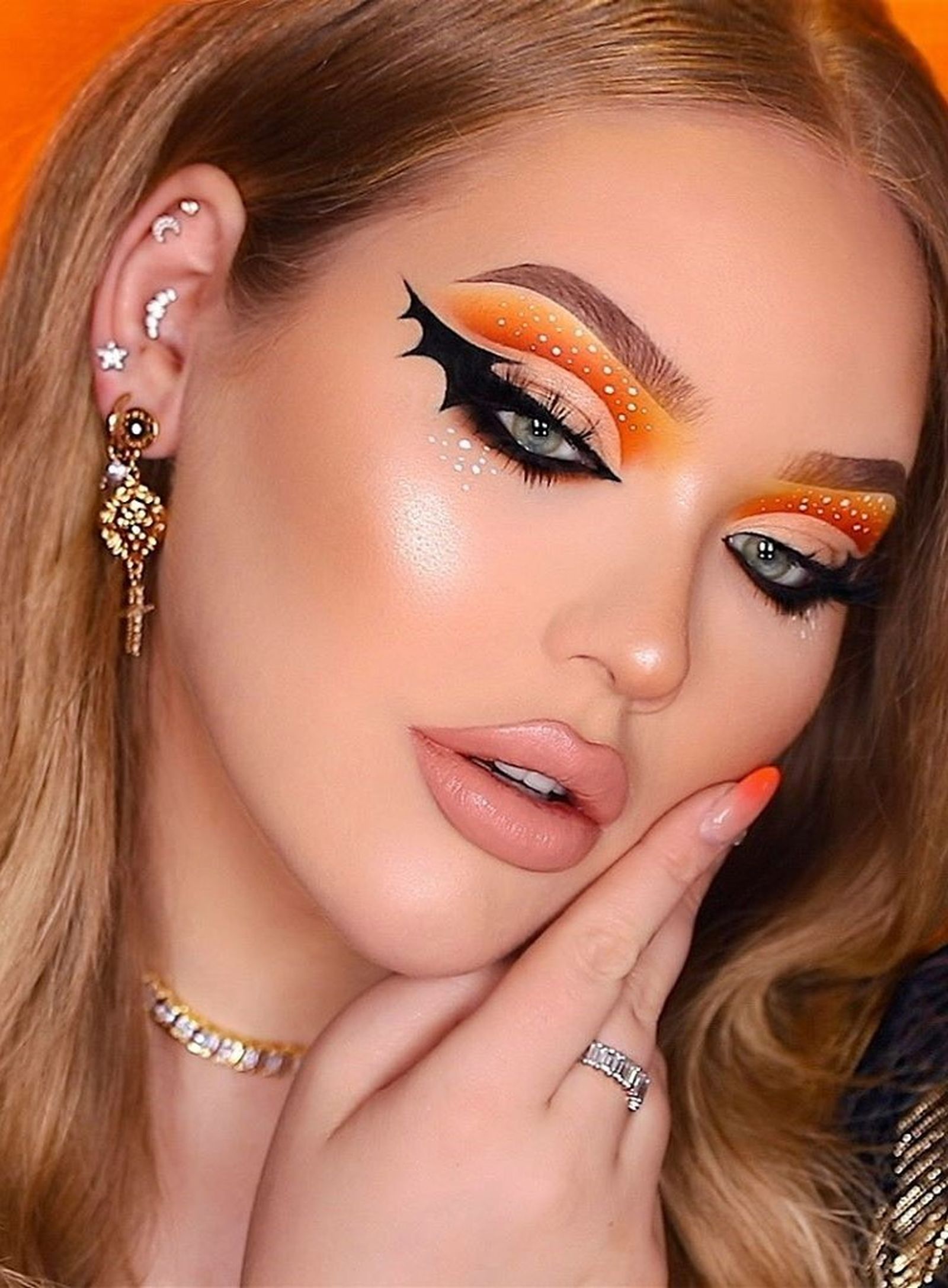 Maquillaje de ojos de Halloween con eyeliner de alas de murciélago, de @nikkietutorials