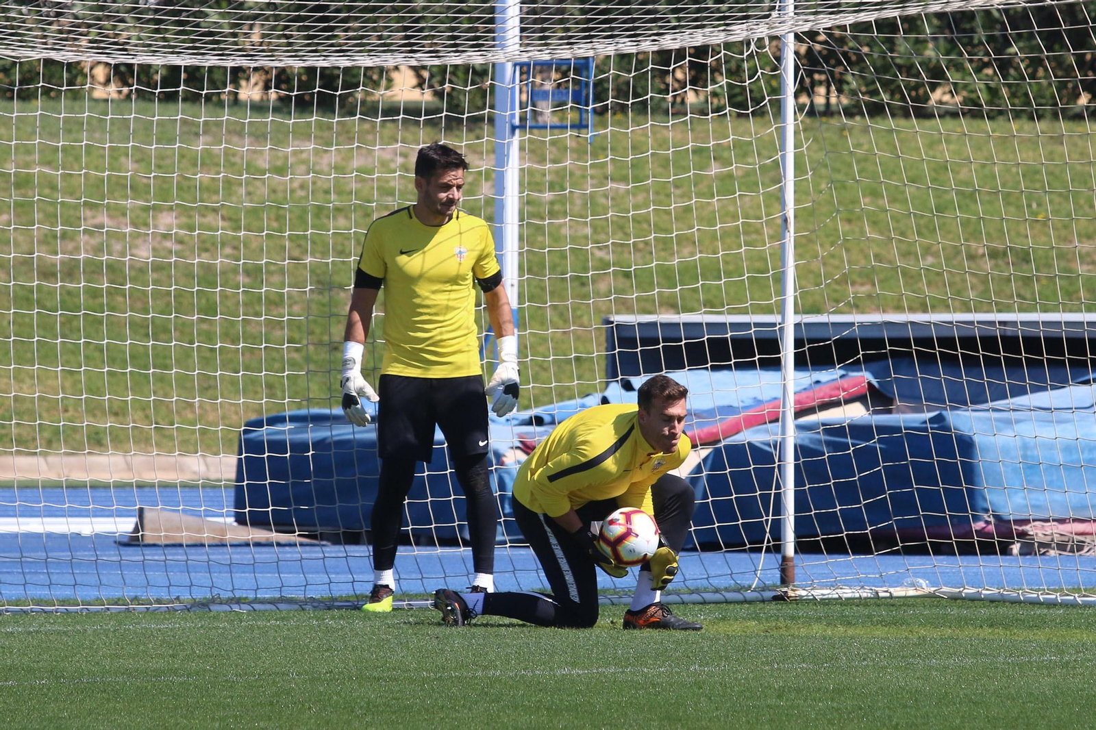 René, de pie junto a su compañero Fernando