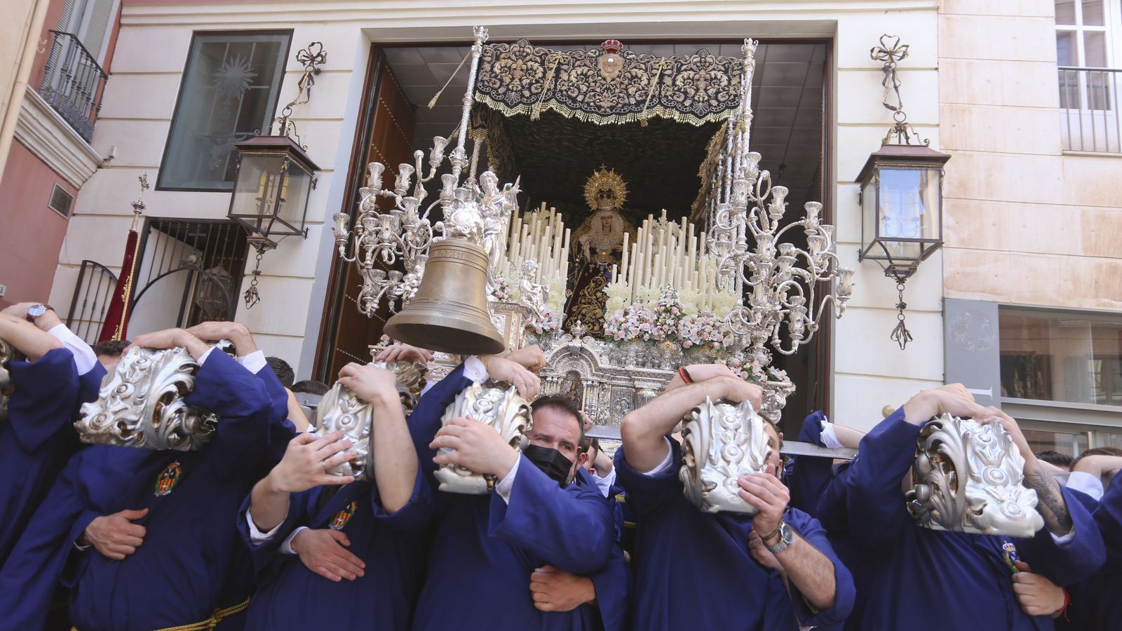 La Virgen de la Paz sale tras los pasos de su Hijo.