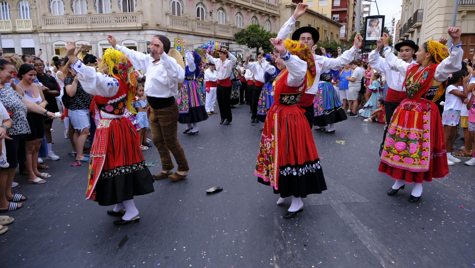 Las mejores imágenes de la Batalla de Flores de Almería
