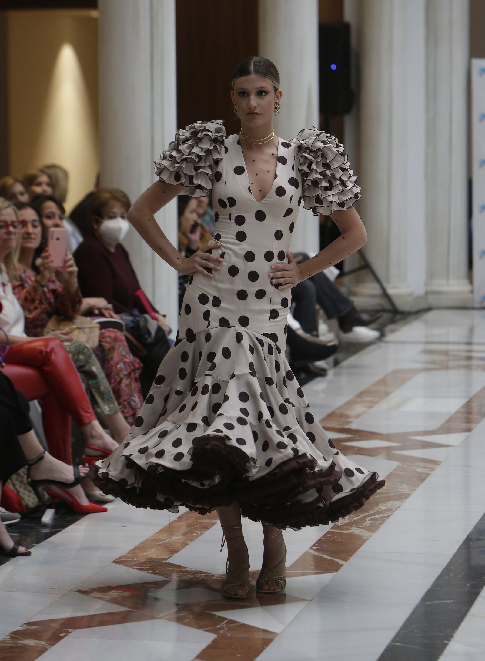 Desfile moda flamenca en las vísperas de la Feria de Abril CaixaBank