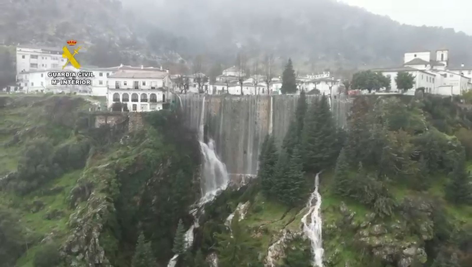 Las impactantes imágenes aéreas de Grazalema: así caen las cascadas de agua hacia la Sierra
