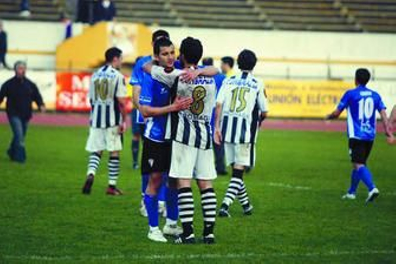 Antonio Merino (de frente) se abraza a Herrero al término del último Balona-San Fernando.