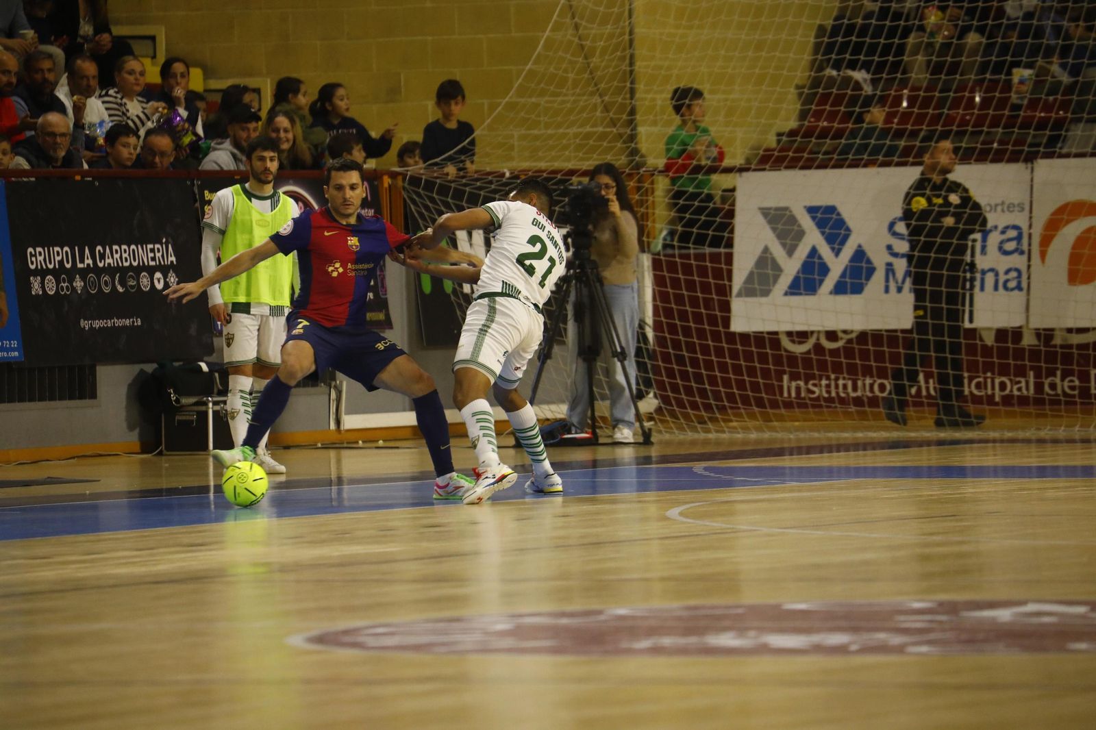 Las mejores fotos del ambiente en Vista Alegre para el Córdoba Futsal - Barça
