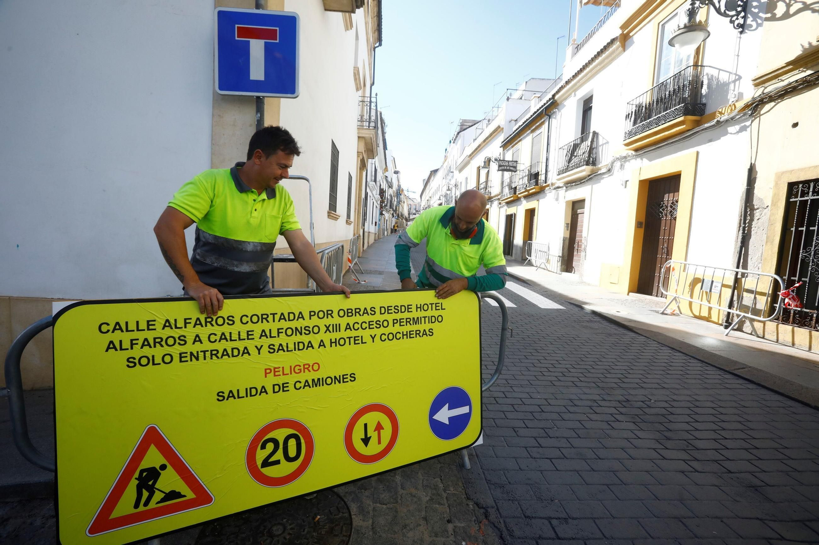 La reapertura al tráfico del primer tramo de la calle Alfaros, en imágenes