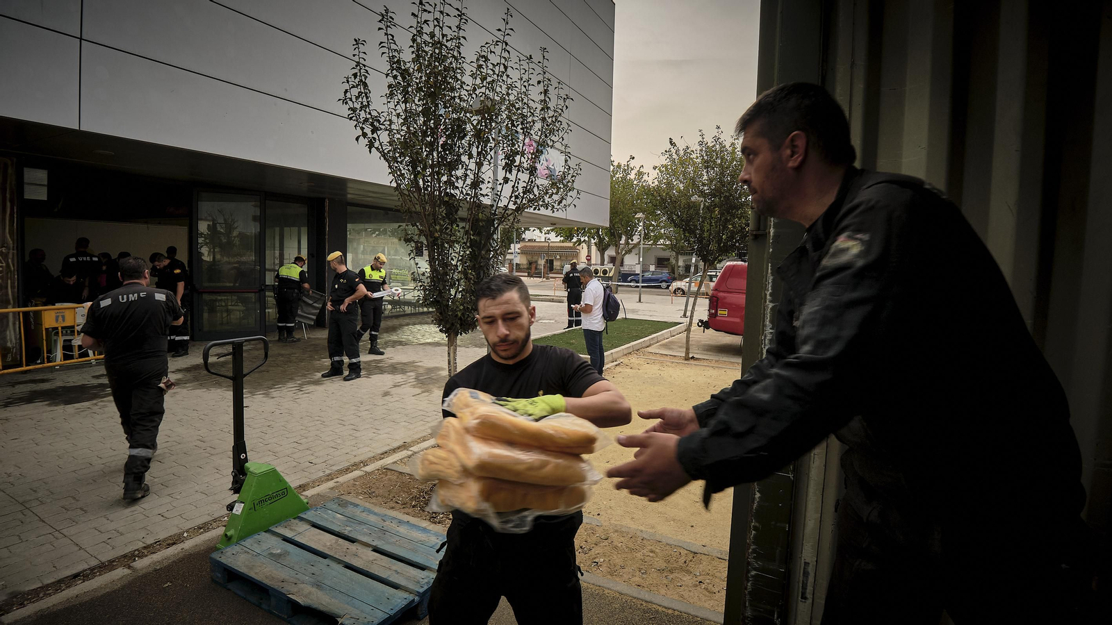 Montaje de albergue en Chipiona para damnificados por parte de la UME