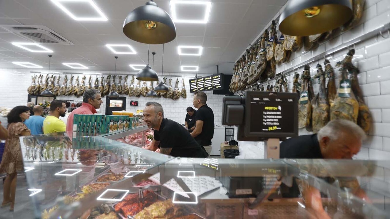 Las fotos de la reapertura de la Boutique de la Carne 42 días después del incendio