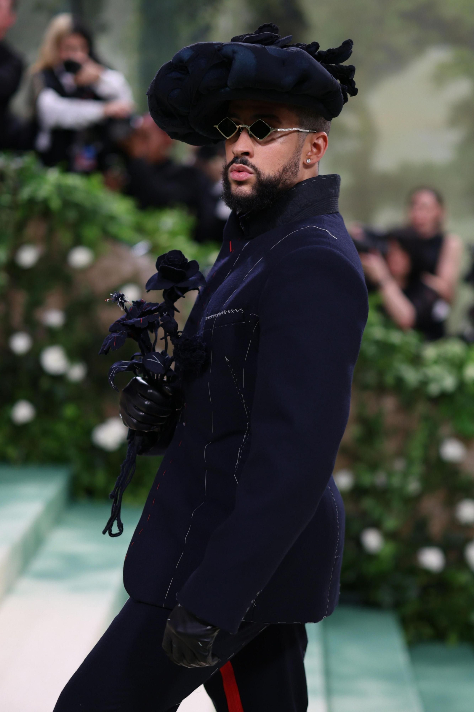 Bad Bunny, uno de los anfitriones, encarnando al duque de El jardín del tiempo