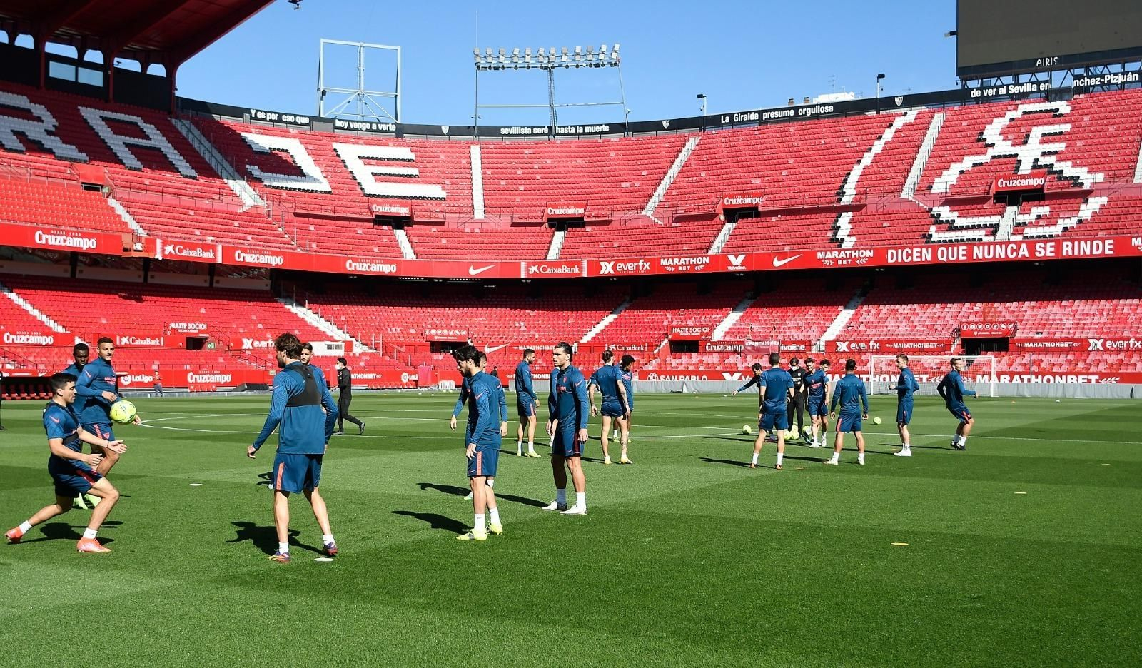 Una imagen del entrenamiento en el estadio.