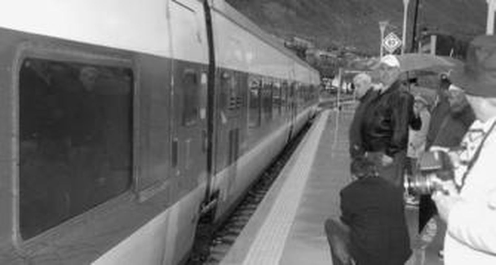 Viajeros y curiosos se acercaron ayer a la estación de San Francisco para ver parar el tren.