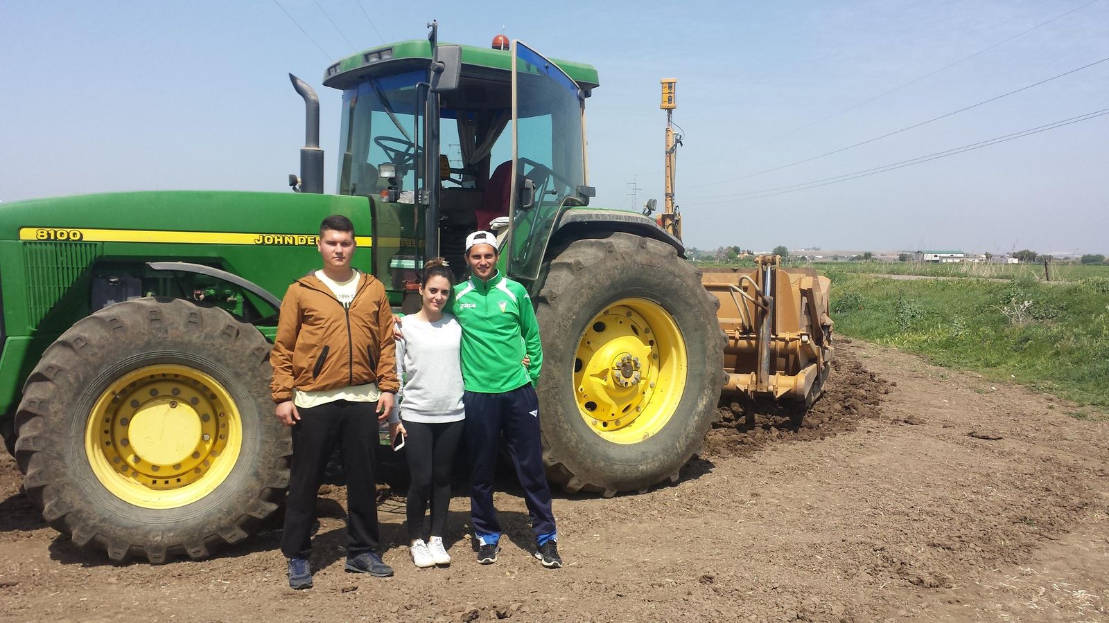 Los hermanos Mario y Francisco JOsé Garrido junto a Elisabeth  Rosado.