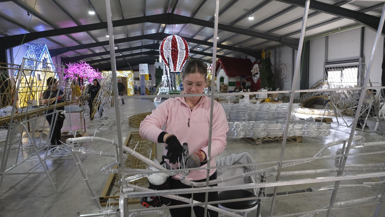 Desde Huécija a todo el mundo, Deconature, alegra la navidad con sus luces, en imágenes