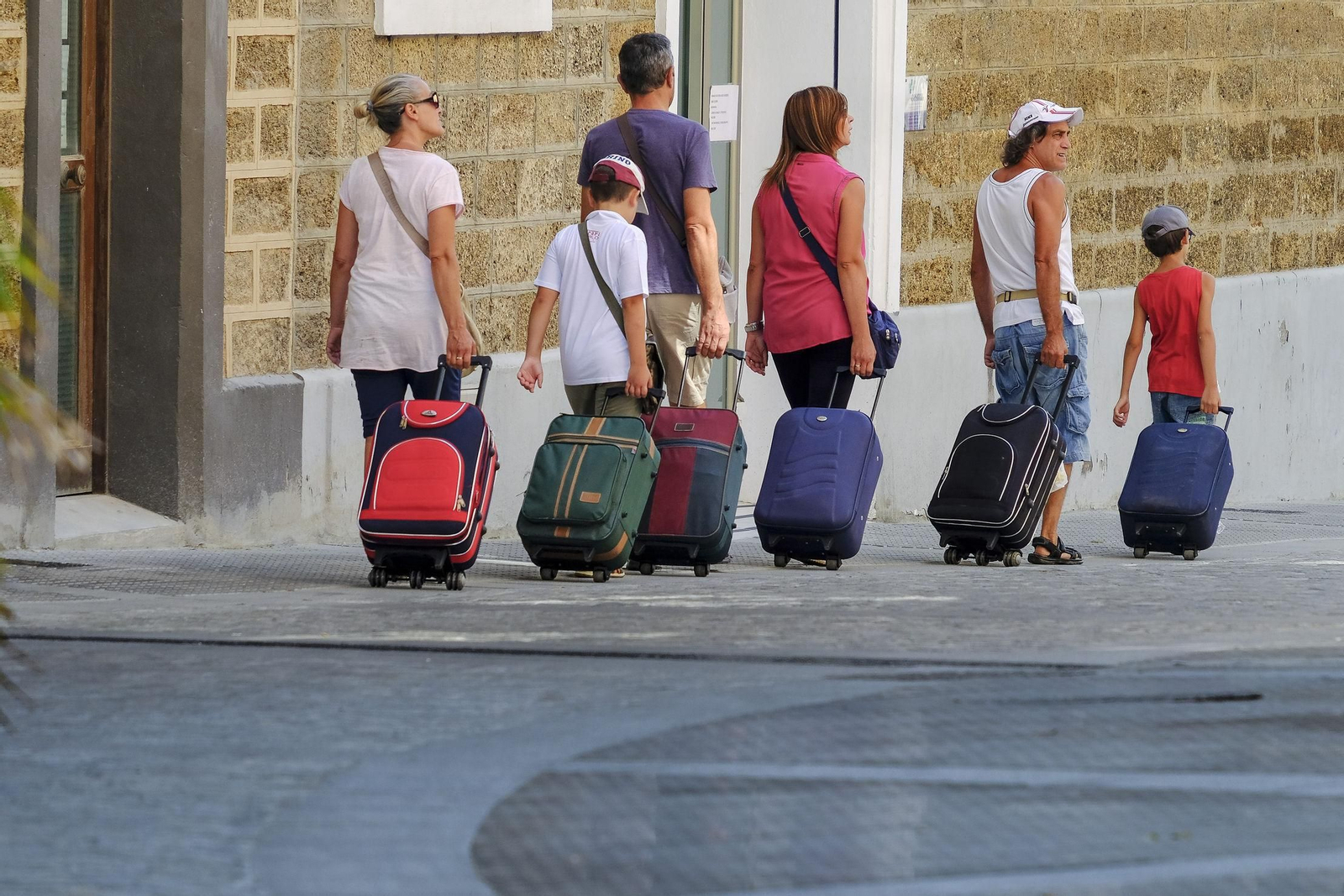 Una familia de veraneantes, por las calles de Cádiz.
