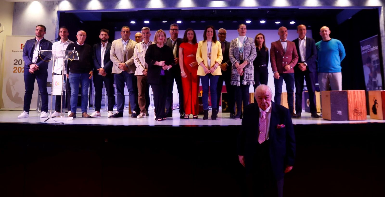 Foto de familia de la Gala del Deporte del Ateneo Deportivo Cordobesista 1954.