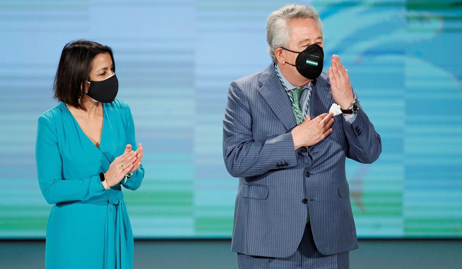 Javier Targhetta en un gesto de agradecimiento tras recibir la Medalla de Andalucía.