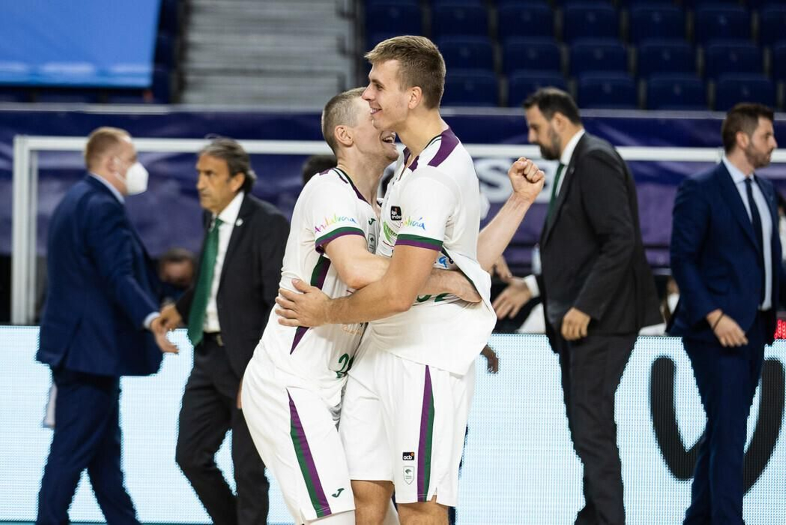 Gerun y Waczynski celebran. Gerun y Waczynski celebran.