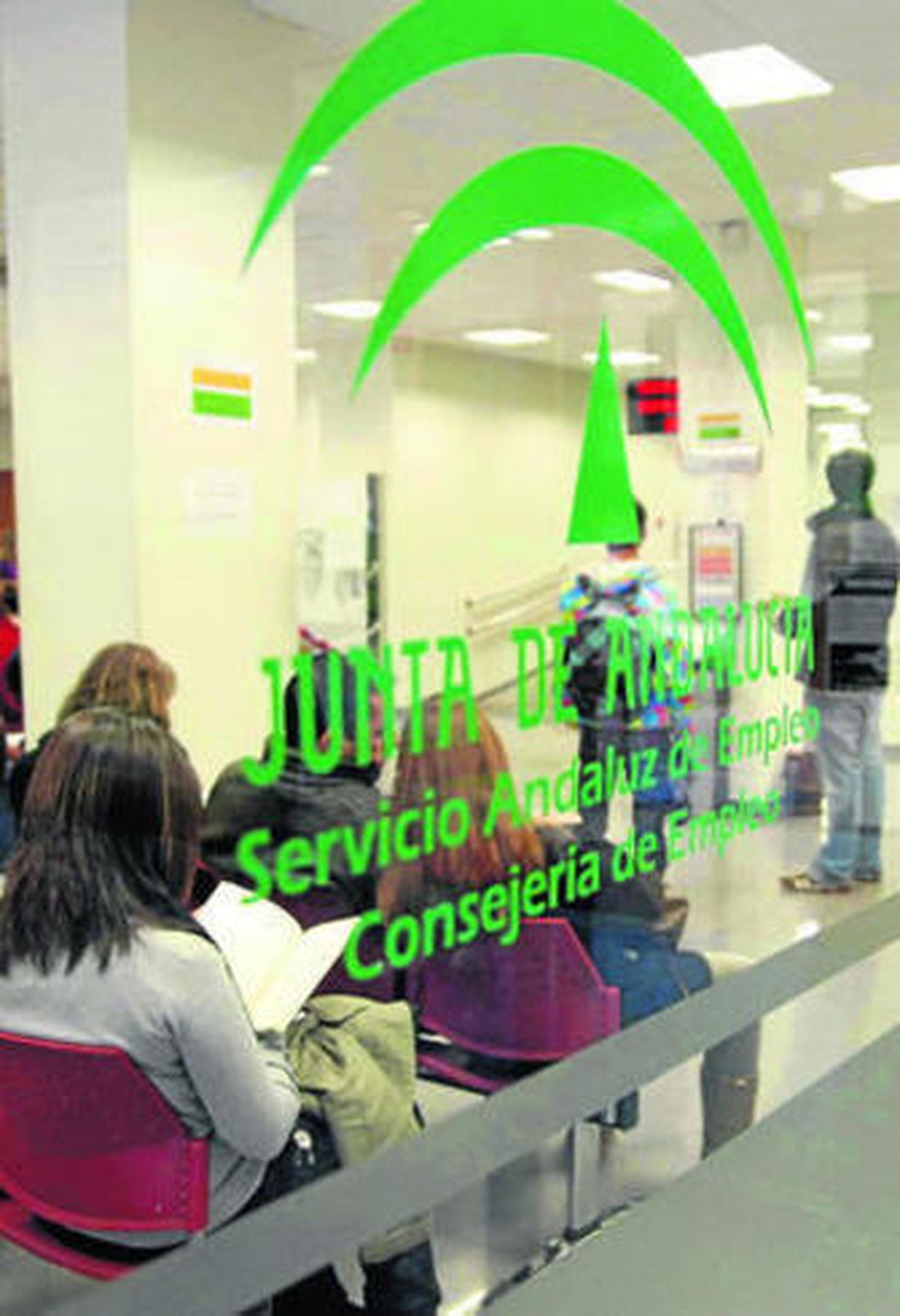 Un grupo de personas espera su turno para ser atendido en una oficina del Servicio Andaluz de Empleo.