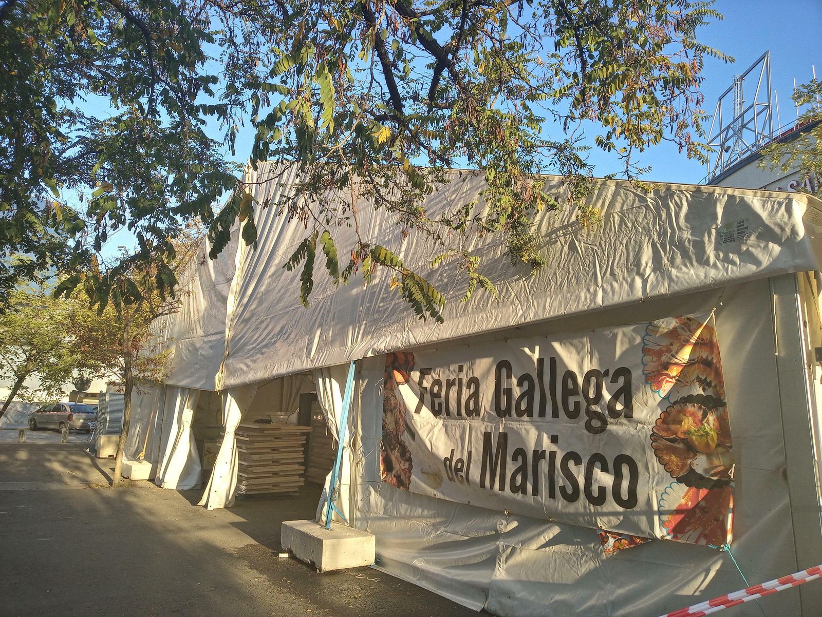 Detalle de la carpa donde se celebra la Feria Gallega del Marisco.
