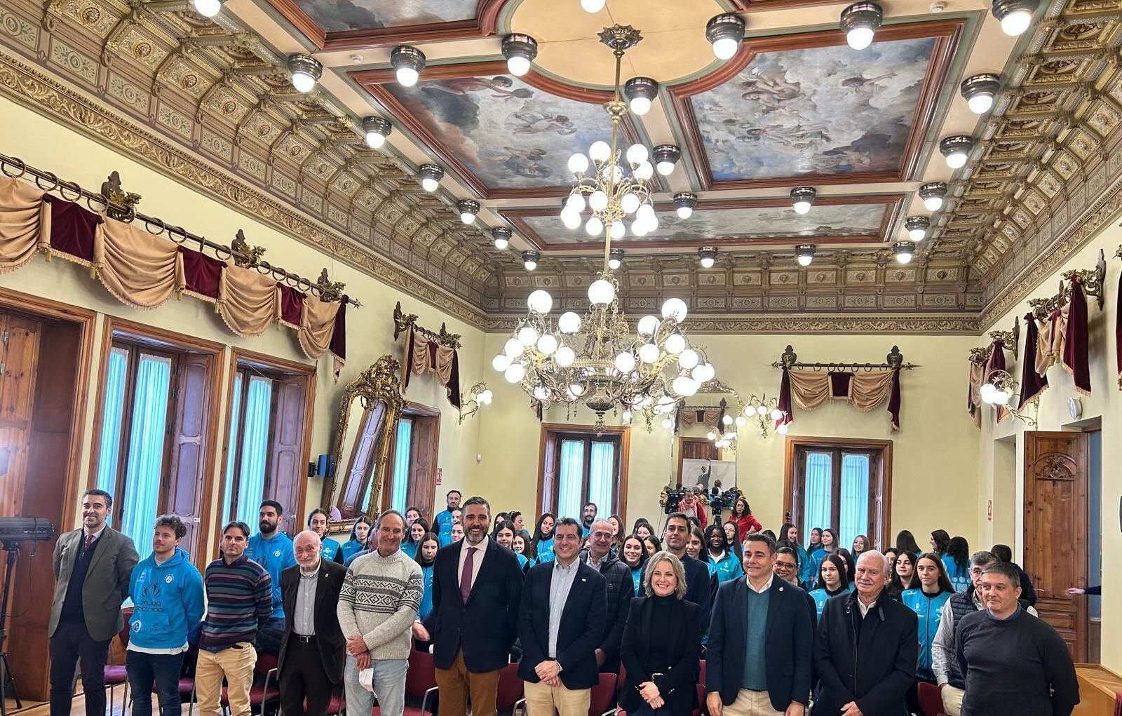 Los representantes institucionales posan durante la presentación con un grupo de jugadoras que participarán en la competición.