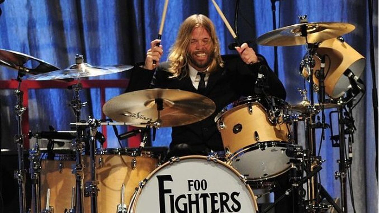 Taylor Hawkins  tocando la batería con  los Foo Fighters