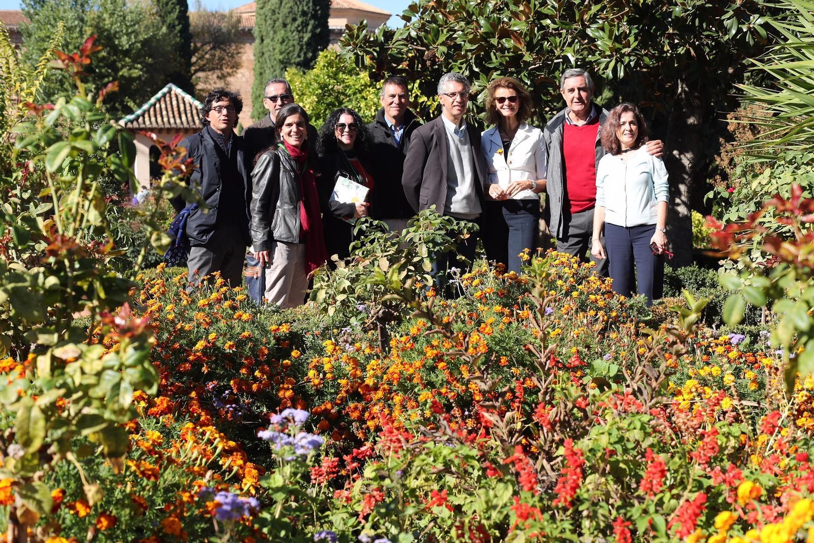 Fotografía de la presentación en la que aparecen los investigadores, el editor y la ilustradora.