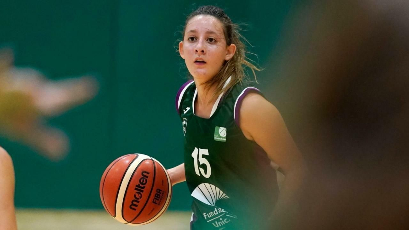 Conchi Satorre bota el balón.