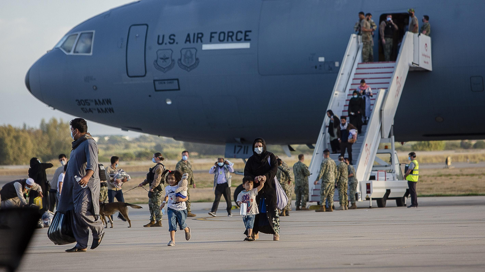 Imágenes de la llegada a Rota de refugiados afganos