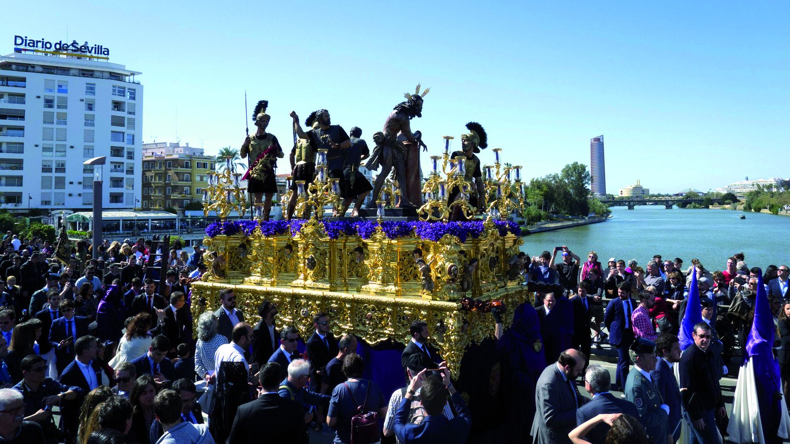 Misterio de la Hermandad de Las Cigarreras a su paso por el puente