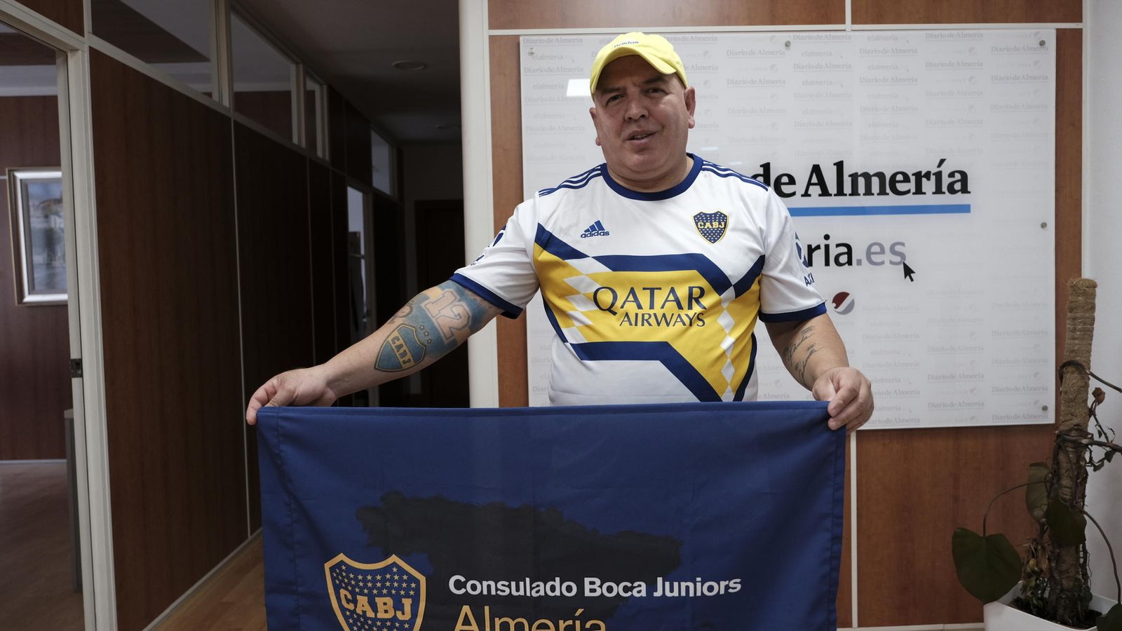 El cordobés (de Argentina), en la redacción de Diario de Almería con la bandera del consulado.