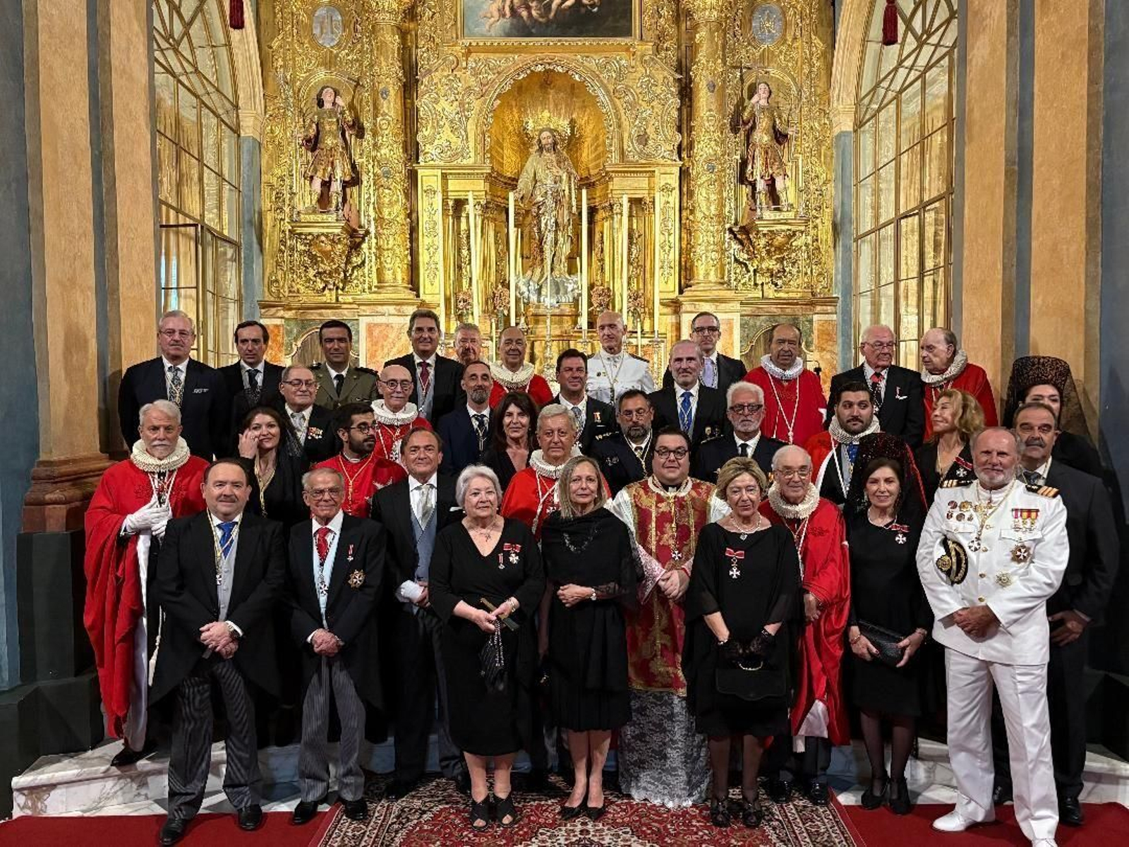 La junta y hermanos de la Real Orden y Benemérita Institución Hospitalaria con los nuevos Caballeros y Damas: Juan José Martín, Natalia Melnic, Miguel Castellano, Santiago Caro, Fernando Forja, Esteban Pacha, Manuel Ignacio Rey y el padre Tiago Ribeiro. La junta y hermanos de la Real Orden y Benemérita Institución Hospitalaria con los nuevos Caballeros y Damas: Juan José Martín, Natalia Melnic, Miguel Castellano, Santiago Caro, Fernando Forja, Esteban Pacha, Manuel Ignacio Rey y el padre Tiago Ribeiro.