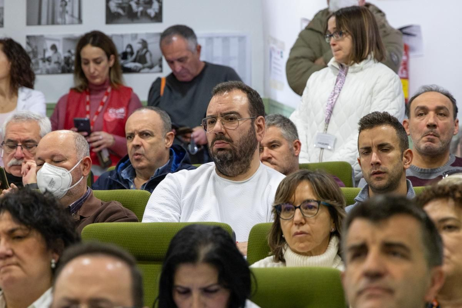 Encierro y asamblea convocado por CCOO, Satse, CSIF y UGT para denunciar el incumplimiento de los acuerdos en materia sanitaria por parte de la Junta de Andalucía