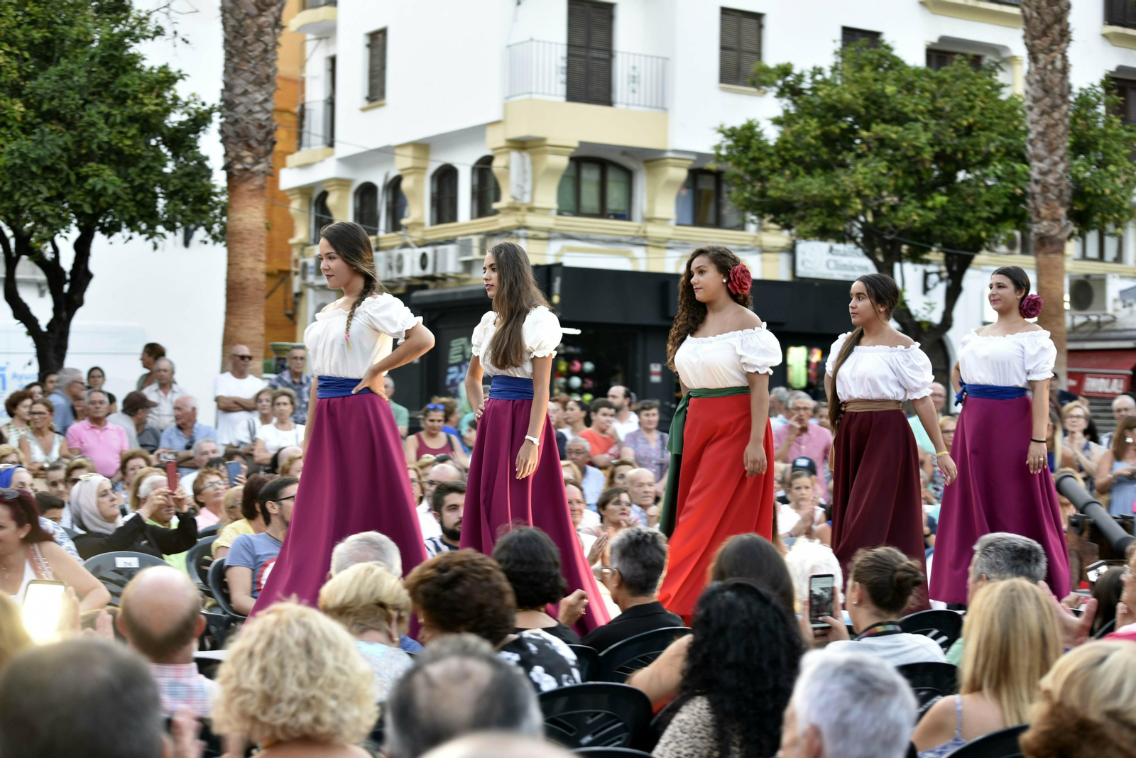 Las aspirantes a bolera especial, en la Plaza Alta