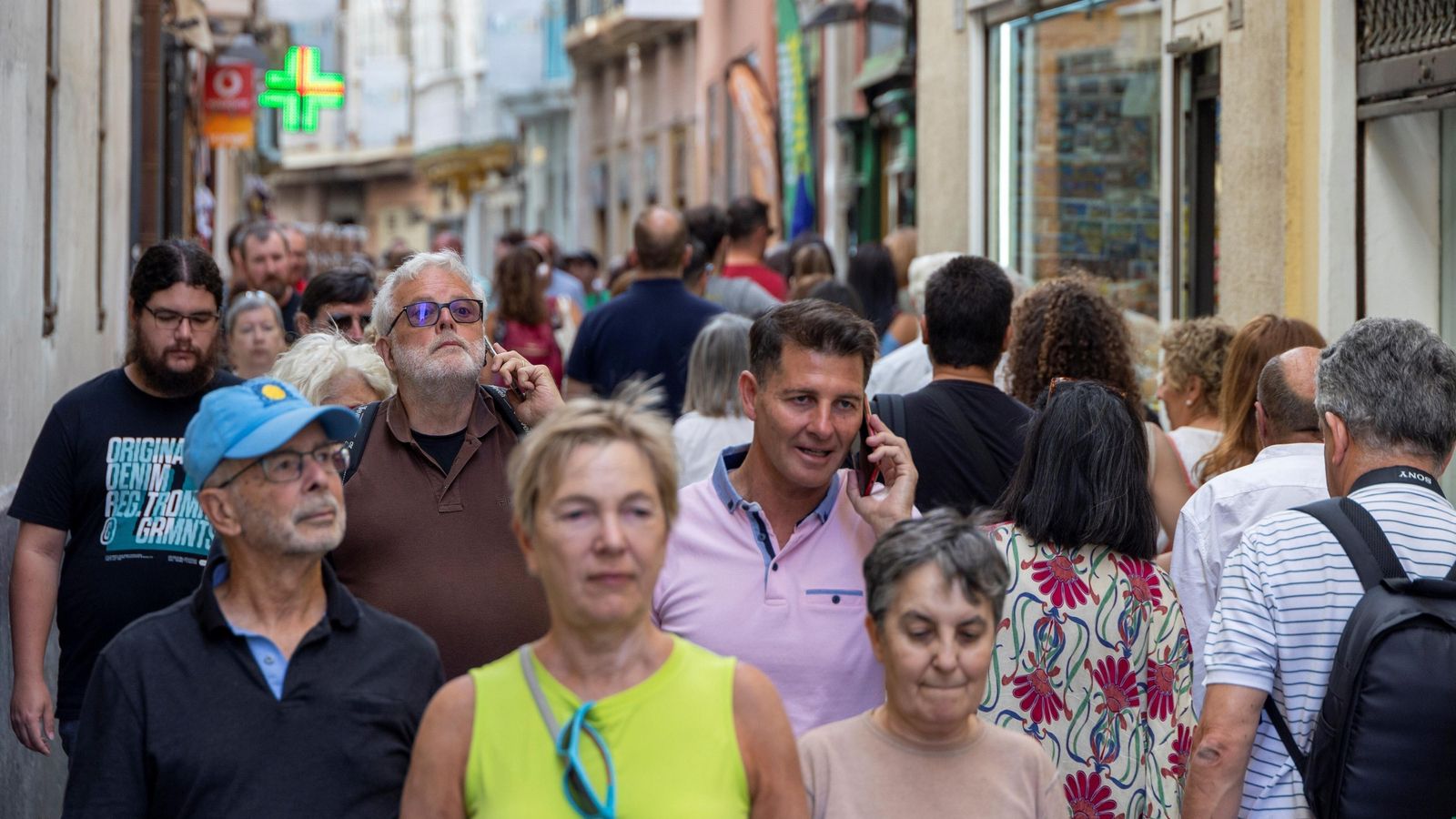 La calle Compañía, llena de gente  y comercio.