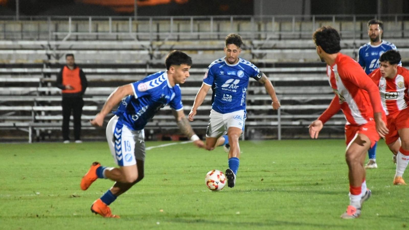 Una acción del encuentro que xerecistas y rojiblancos disputaron durante la primera vuelta.