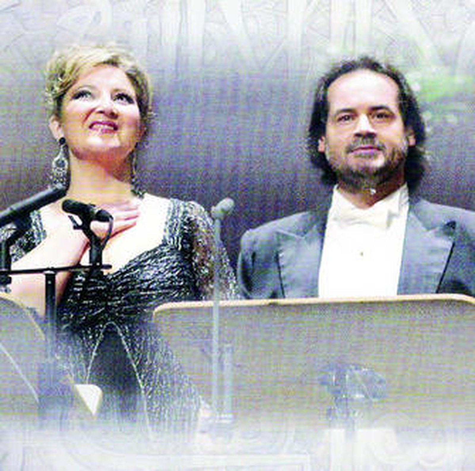 Mariola Cantarero y José Bros, en un momento de su actuación.