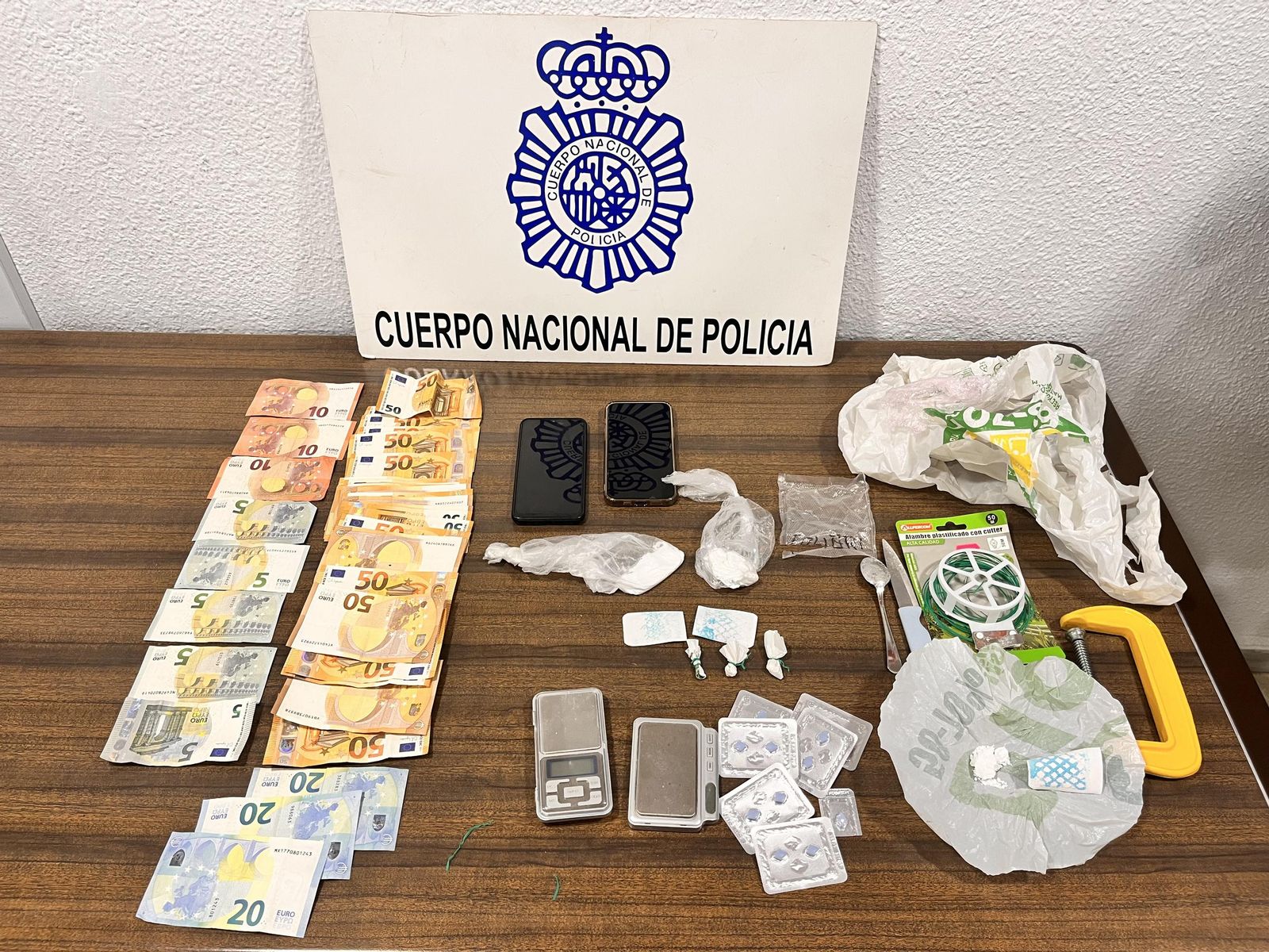 Droga y dinero intervenidos en la operación.