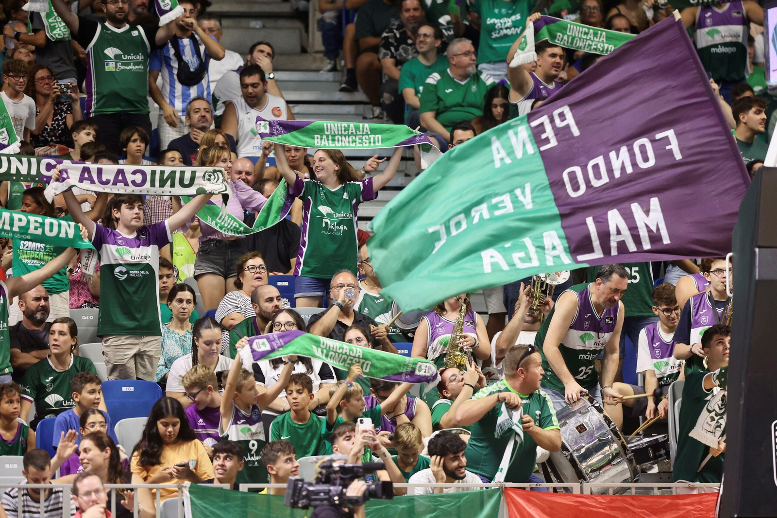 La afición del Unicaja anima.
