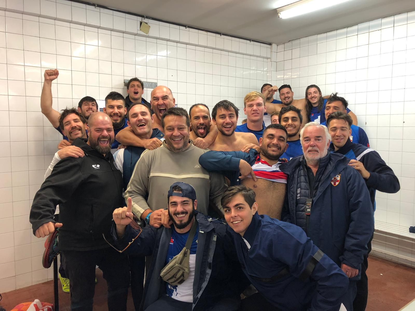 Jugadores y cuerpo técnico del URA festejaron el triunfo en vestuarios