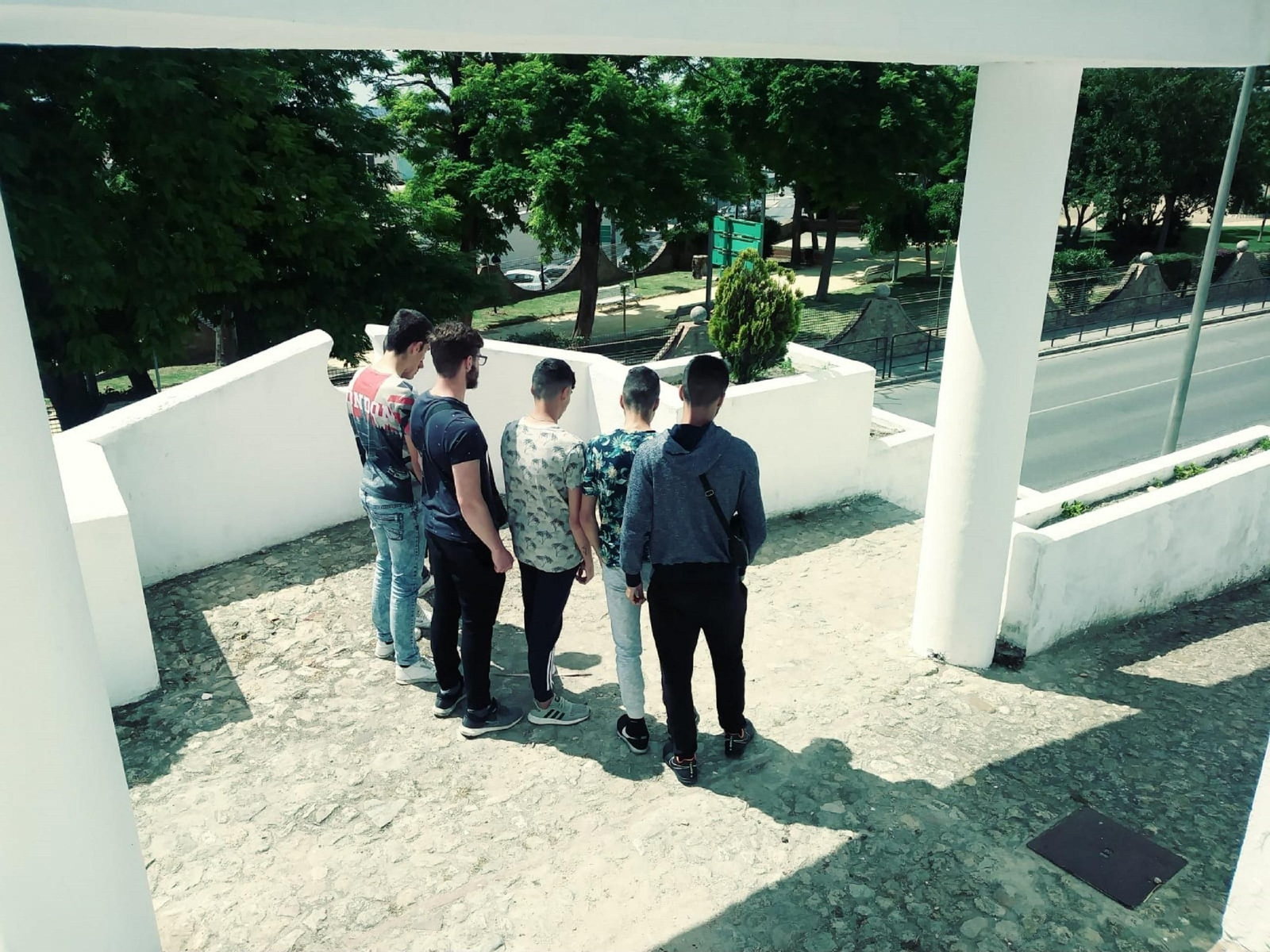 Un grupo de jóvenes, ayer en la escalera donde cayó, fatalmente, un adolescente en Medina Sidonia.