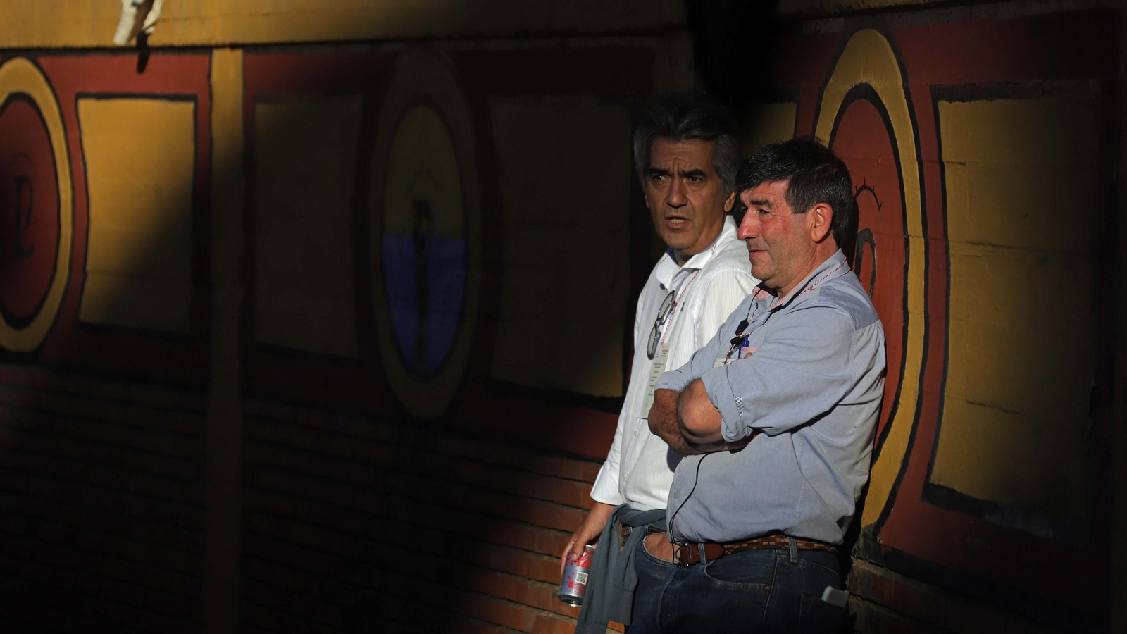 Carmelo García junto a Luisma Lozano en el callejón de la plaza de toros de Las Palomas.