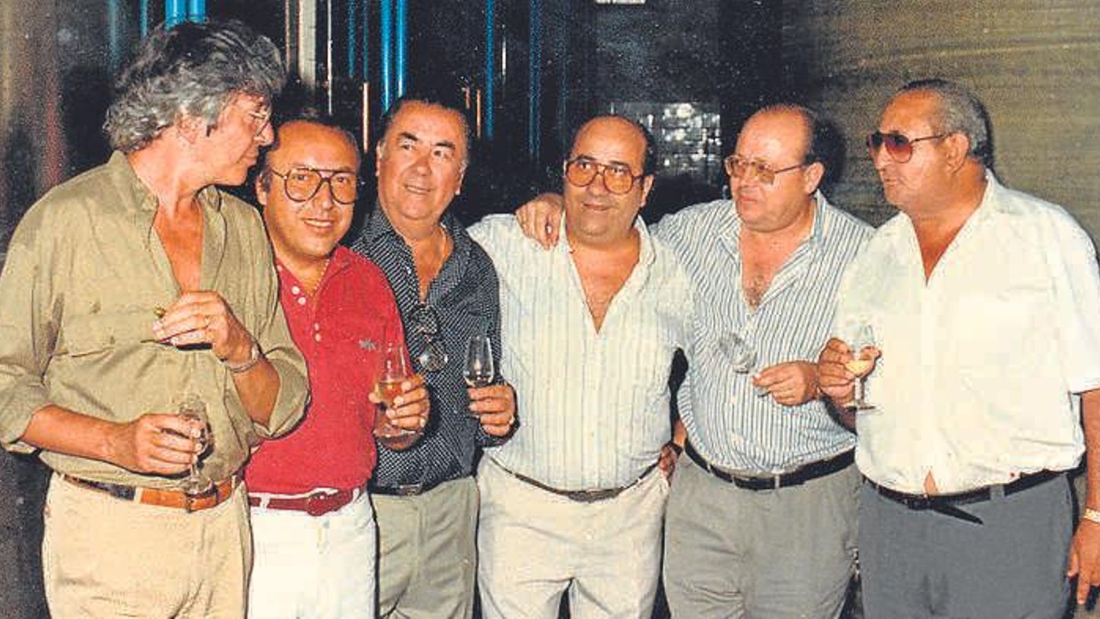Manuel Alejandro, Paco Cepero, Paco Román, Faustino Rodríguez, Juan Flor y Antonio García Archidona, en las bodegas Real Tesoro de José Estévez. Manuel Alejandro, Paco Cepero, Paco Román, Faustino Rodríguez, Juan Flor y Antonio García Archidona, en las bodegas Real Tesoro de José Estévez.