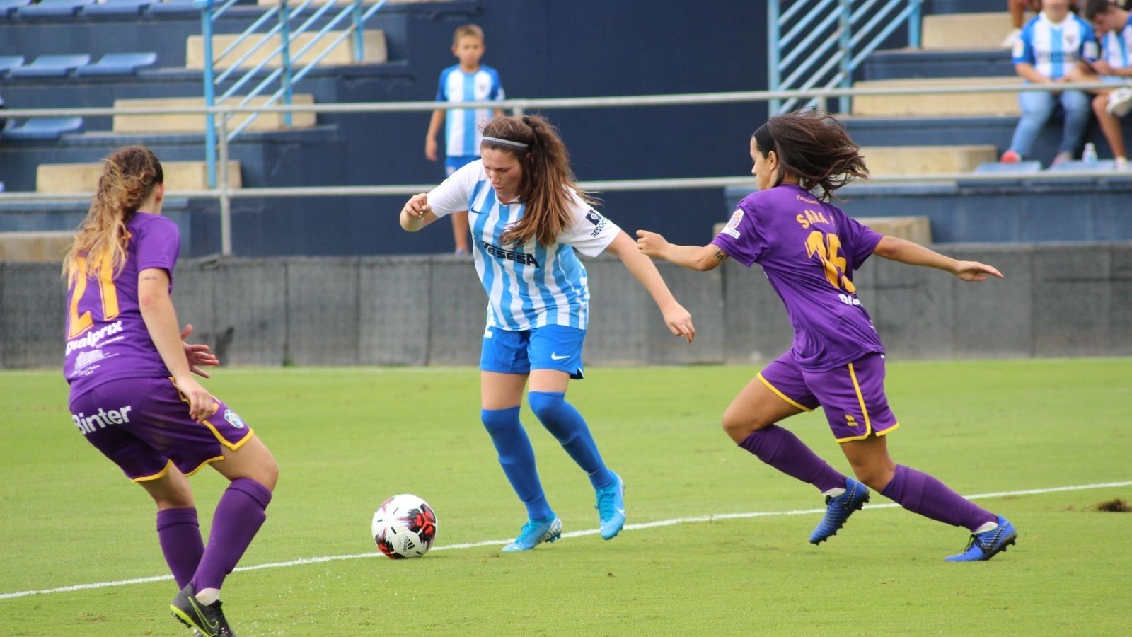 Lorena conduciendo el balón durante el Málaga-Granadilla Tenerife.