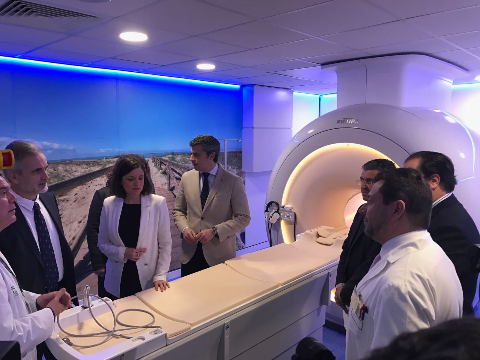 El consejero de Salud, Aquilino Alonso, junto a la alcaldesa isleña, Patricia Cavada, y el primer teniente de alcaldesa, Fran Romero.