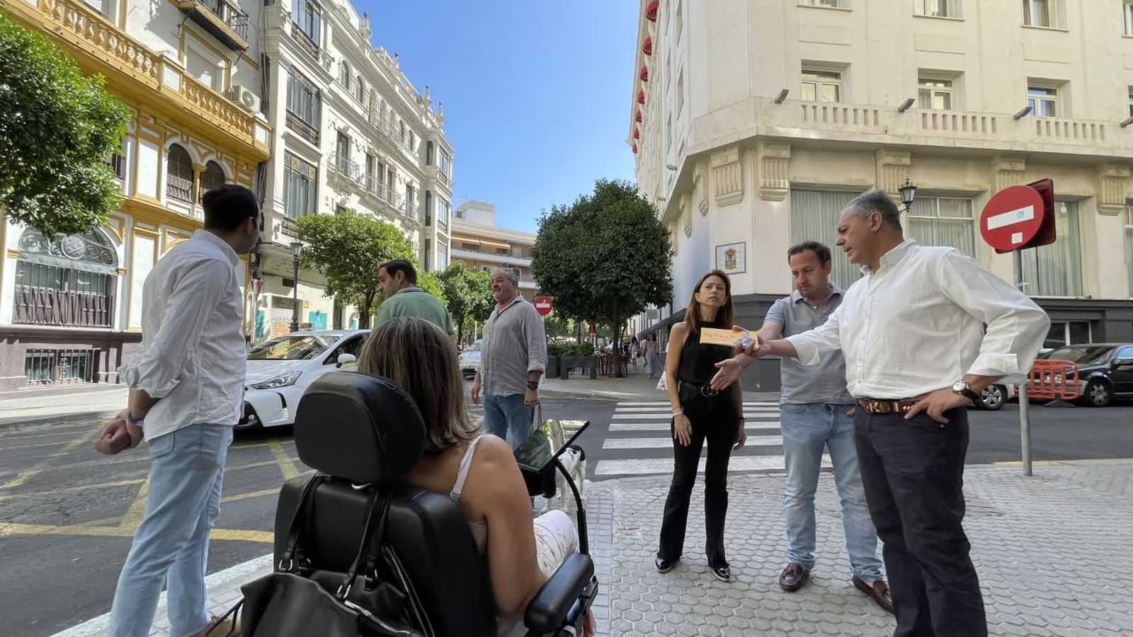 José Luis Sanz en la calle Canalejas, tras su reurbanización.