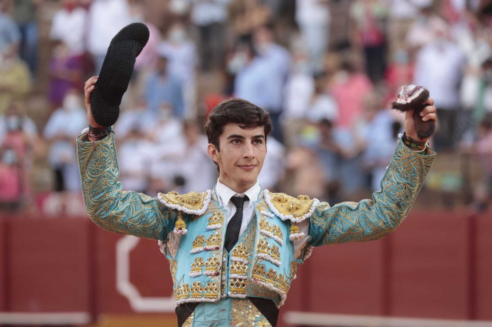 Manuel Perera pasea el trofeo conseguido en su primer novillo.
