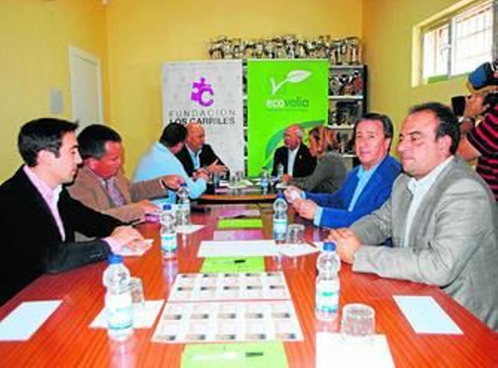 Los responsables políticos y municipales durante la firma del convenio.