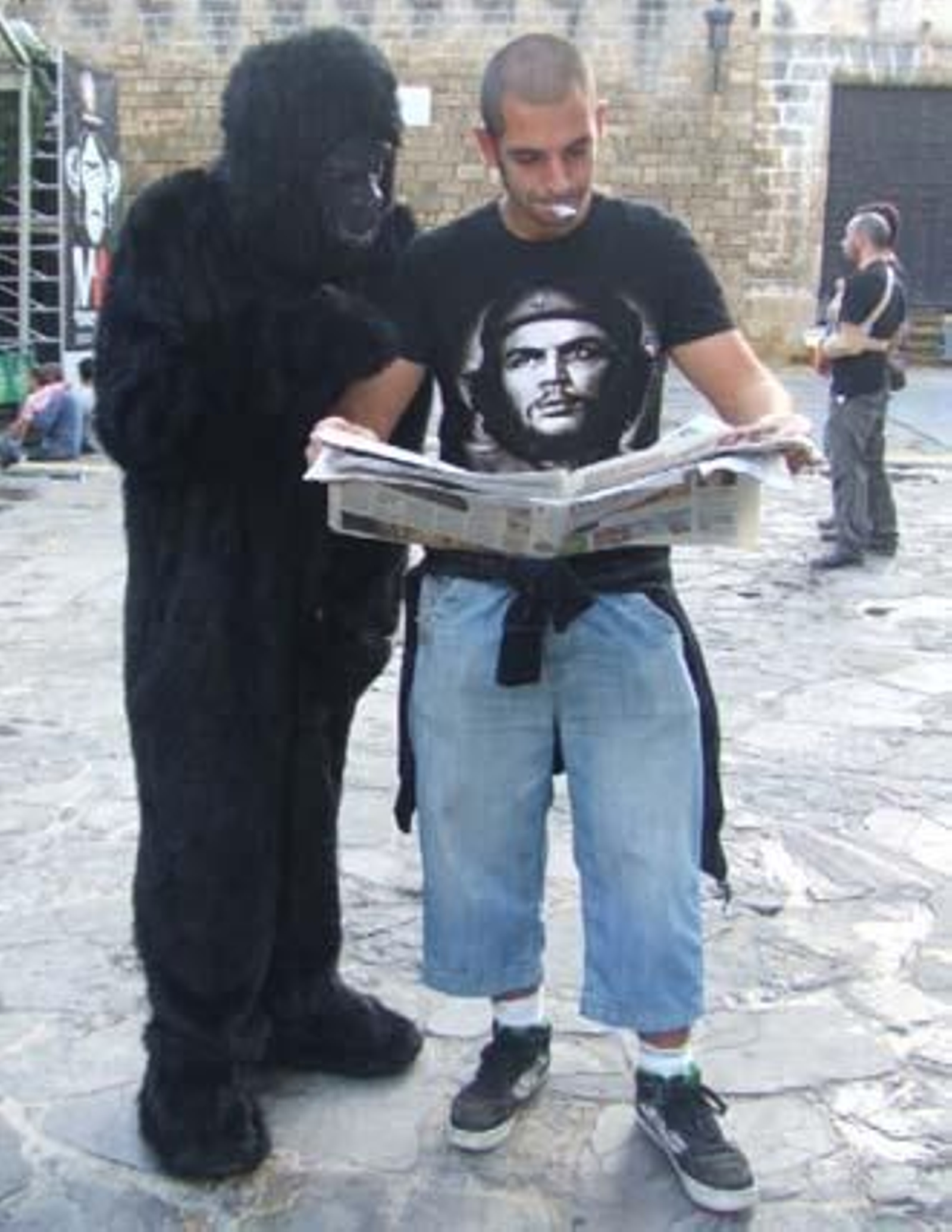 Iba para hombre, pero se quedó en mono. Eso sí, un mono muy leído, que va con su Diario a todas partes. Si te encontraste con nuestro particular monkey el sábado, búscate en esta galería. 

Foto: Senda